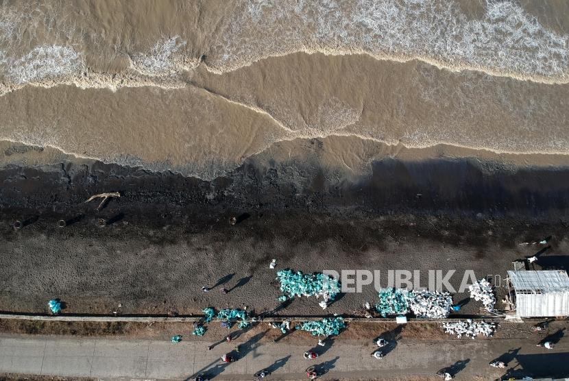 Suasana tumpahan minyak mentah di pesisir Pantai Cemarajaya, Karawang, Jawa Barat, Kamis (1/8).