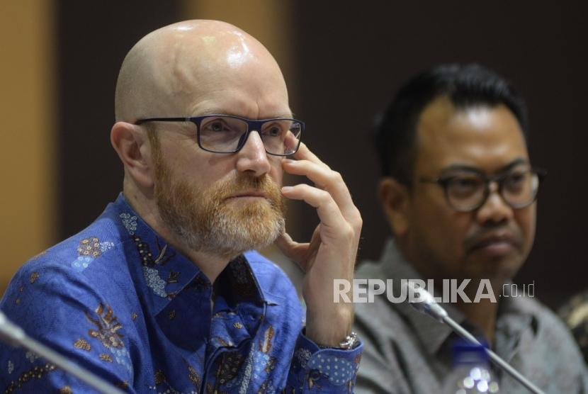 Vice President and Public Policy Facebook Asia Pacific Simon Milner (kiri)  dan Kepala Kebijakan Publik Facebook Indonesia Ruben Hattari (kanan) mengikuti rapat dengar pendapat umum dengan Komisi I DPR di Kompleks Parlemen Senayan, Jakarta, Selasa (17/4).