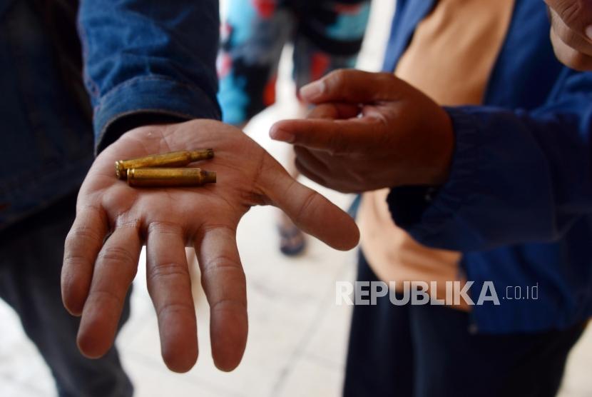 Warga menunjukan peluru tajam saat terjadi kerusuhan di Jalan Jatibaru Raya, Tanah Abang, Jakarta, Rabu (22/5).