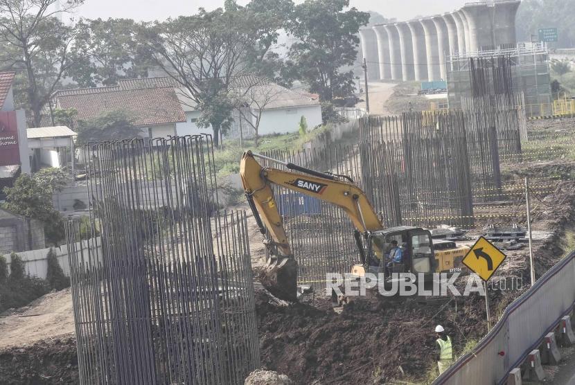 Pekerja menyelesaikan proyek pembangunan lintasan kereta cepat Jakarta-Bandung di Cibeber, Kota Cimahi, Senin (24/6).