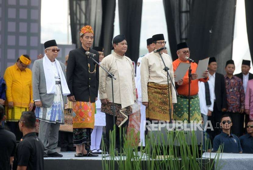 Deklarasi Kampanye Damai. Pasangan Capres nomer 01 Joko Widodo - Maruf Amin (kiri) dan Pasangan Capres no 02 Prabowo - Sandiaga Uno (kanan) mengucapkan Deklarasi Kampanye Damai dan Berintegritas Pemilu 2019 di Kawasan Monumen Nasional, Jakarta, Ahad (23/9).