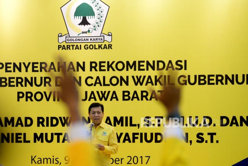 Ketua Umum Partai Golkar Setya Novanto memberikan sambutan pada acara penyerahan rekomendasi Calon Gubernur dan Wakil Gubernur Provinsi Jawa Barat di DPP Partai Golkar, Jakarta, Kamis (9/11).