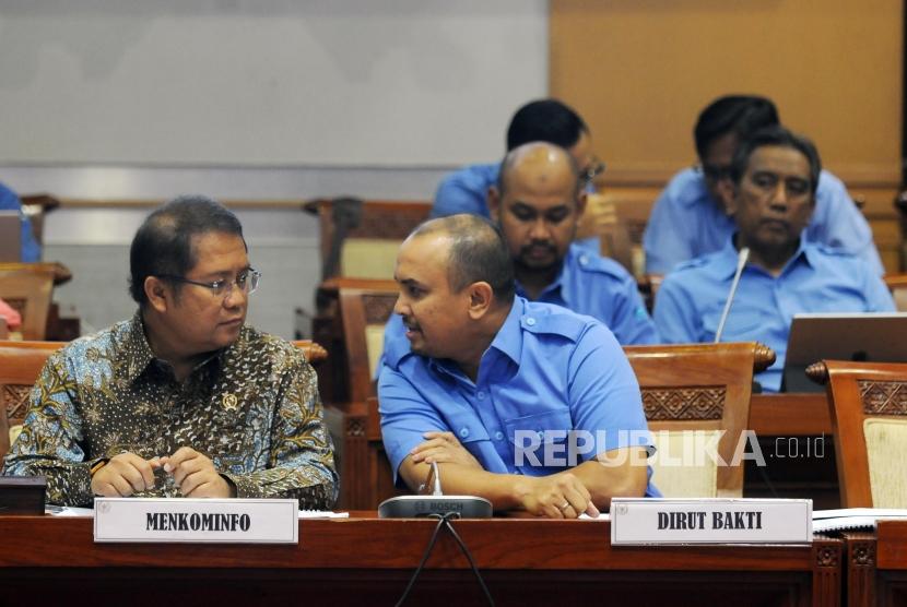 Telecommunication and Information Accessibility Board (BAKTI) Director Anang Latif (right)
