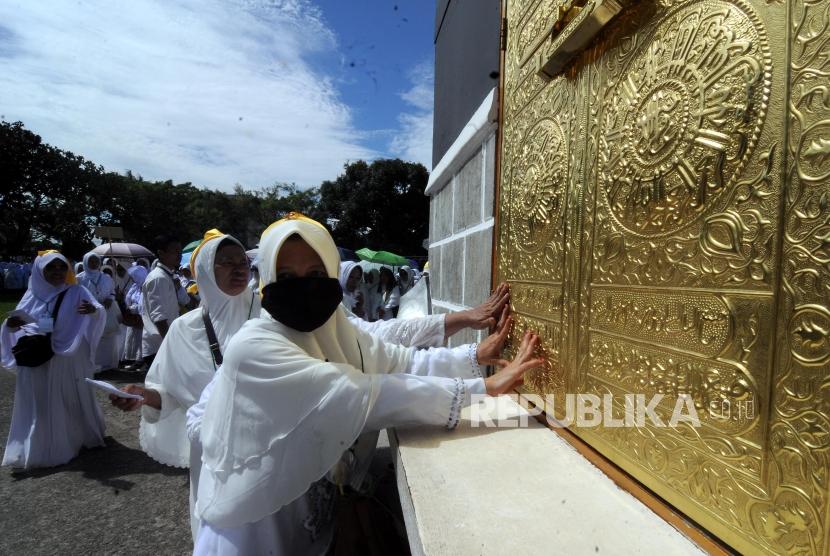 Sejumlah warga mengikuti kegiatan manasik haji di Asrama Haji Pondok gede, Jakarta, Kamis (4/1).