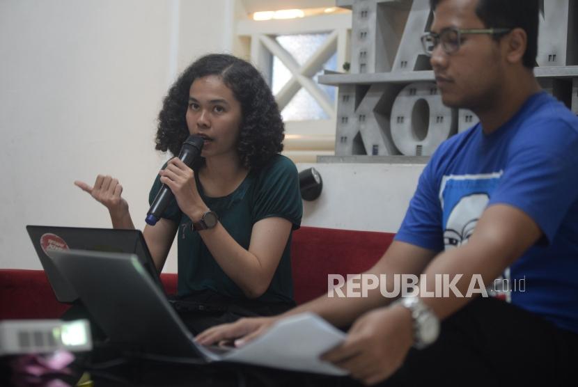 Peneliti ICW Lalola Easter (kiri) dan Tama S Langkun (kanan) menyampaikan hasil pemantauan perkara korupsi yang divonis oleh pengadilan selama 2017 di Jakarta, Kamis (3/5).