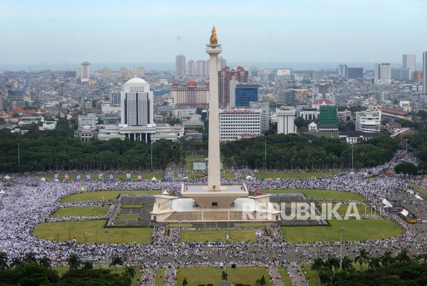 Ribuan umat Islam mengikuti Reuni 212 di kawasan Monumen Nasional (Monas), Jakarta, Sabtu (2/12).