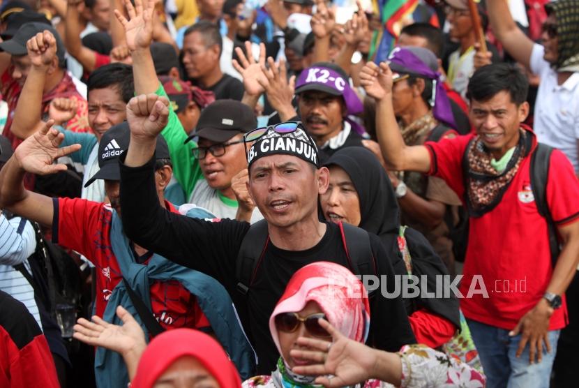 Massa yang tergabung dalam Forum Honorer Kategori 2 Indonesia melakukan aksi unjuk rasa di Depan Gedung Istana Negara, Jakarta, Rabu (31/10).