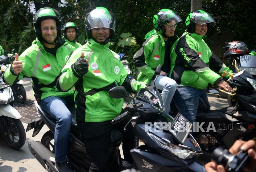 Founder dan CEO Gojek Grup Nadiem Makarim bersiap mengikuti konvoi saat peresmian logo baru Gojek di Jakarta, Senin (22/7). Gojek disebut telah mendapatkan izin prinsip untuk mengaspal di Malaysia.
