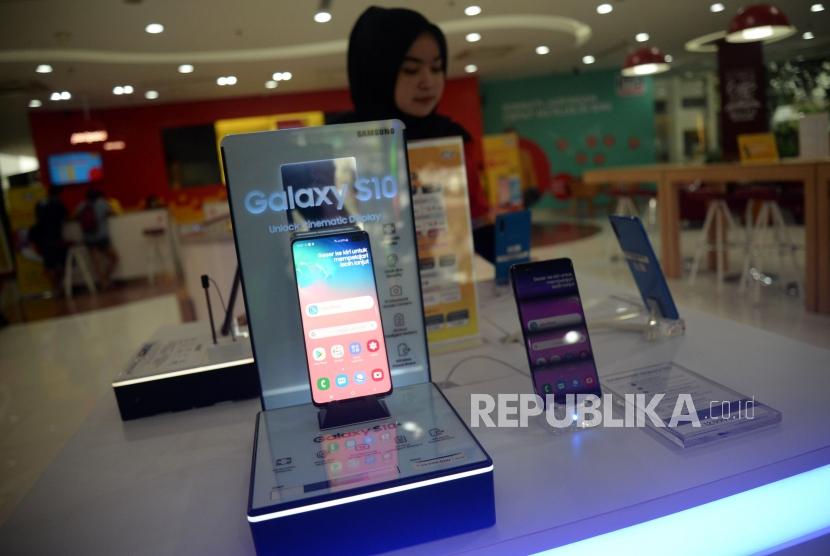 Karyawan menata smartphone di salah satu gerai di Jakarta (ilustrasi). Perubahan rutinitas masyarakat akibat Covid-9 mempengaruhi kebutuhan dan keinginan masyarakat akan smartphone  dengan RAM besar.