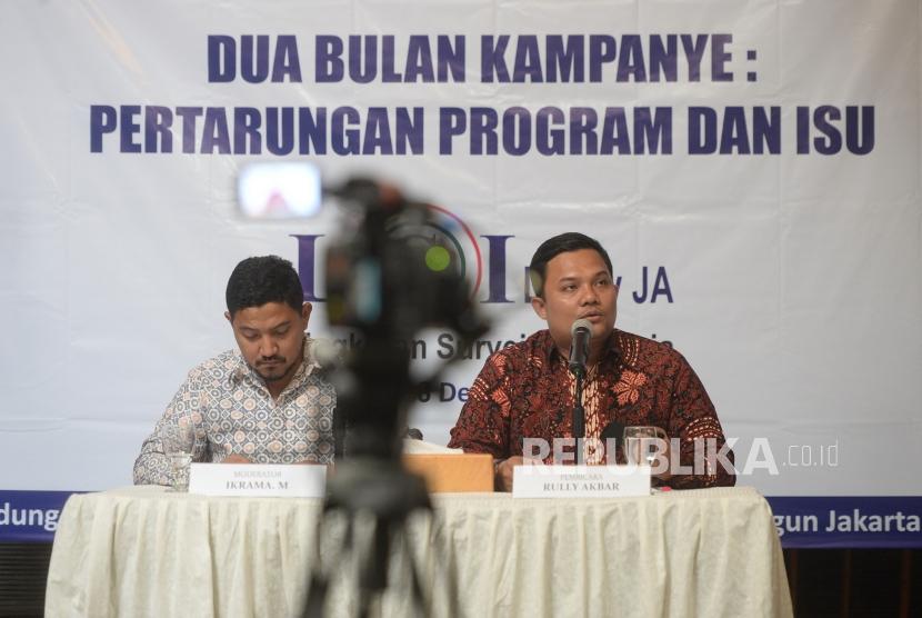 Jokowi Masil Mengungguli Prabowo. Peneliti Senior LSI Rully Akbar (kanan) menyampaikan hasil survei LSI di Jakarta, Kamis (6/12).