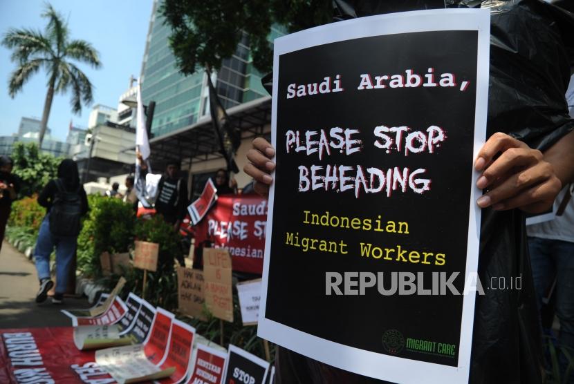 Poster bertuliskan penolakan dan selamatkan buruh migrant Indonesia dari hukuman mati  di  depan kantor Kedutaan Besar Arab Saudi untuk Indonesia, Jakarta,  Selasa (20/3).