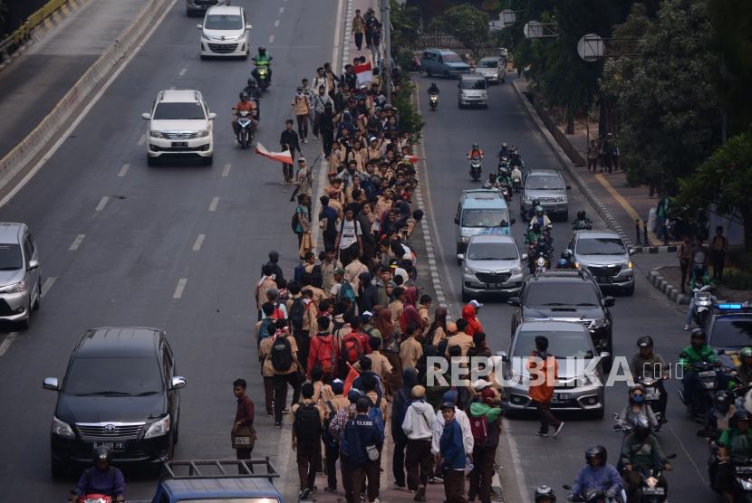 Massa aksi pelajar STM memenuhi kawasan Flyover Slipi, Jakarta, Rabu (25/9/2019).