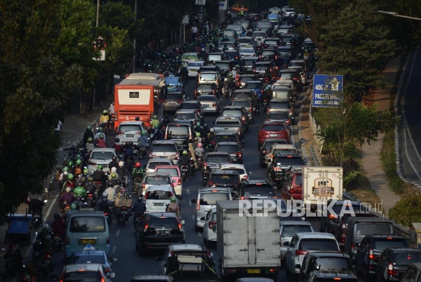 Sejumlah kendaraan terjebak kemacetan di kawasan Kasablanka, Jakarta, Selasa, (13/8).