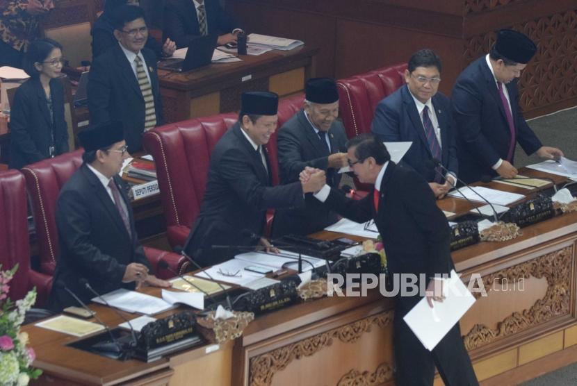  House Speaker Bambang Soesatyo shakes hands with Minister of Justice and Human Rights Yasonna Laoly (right) after conveying the draft report of the Bill on Terrorism at the Plenary Session at the Parliament Complex in Senayan, Jakarta, Friday (May 25).