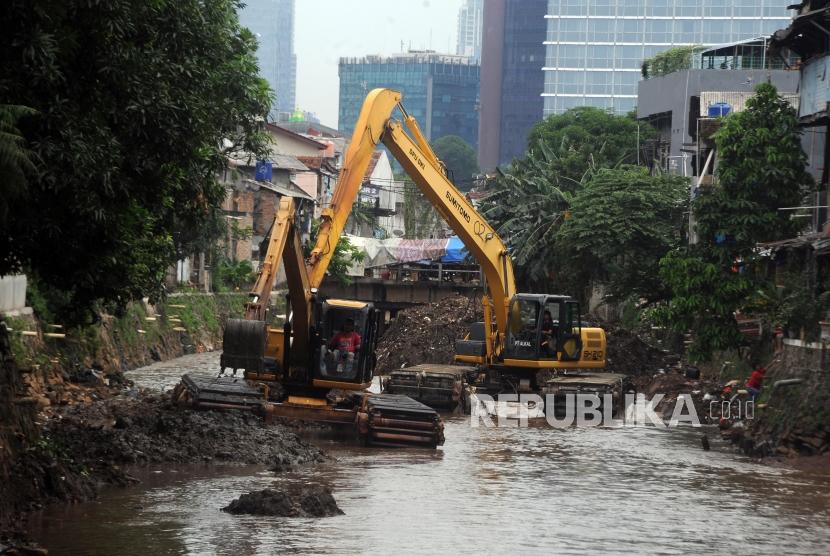 Pengerukan Kali Krukut. Sebanyak empat kali dan dua waduk di Jakarta Selatan dikeruk dalam rangka mencegah banjir.