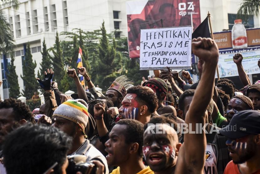 Massa yang tergabung dalam Mahasiswa Papua melakukan aksi solidaritas di Jalan Asia Afrika, Kota Bandung, Selasa (27/8).