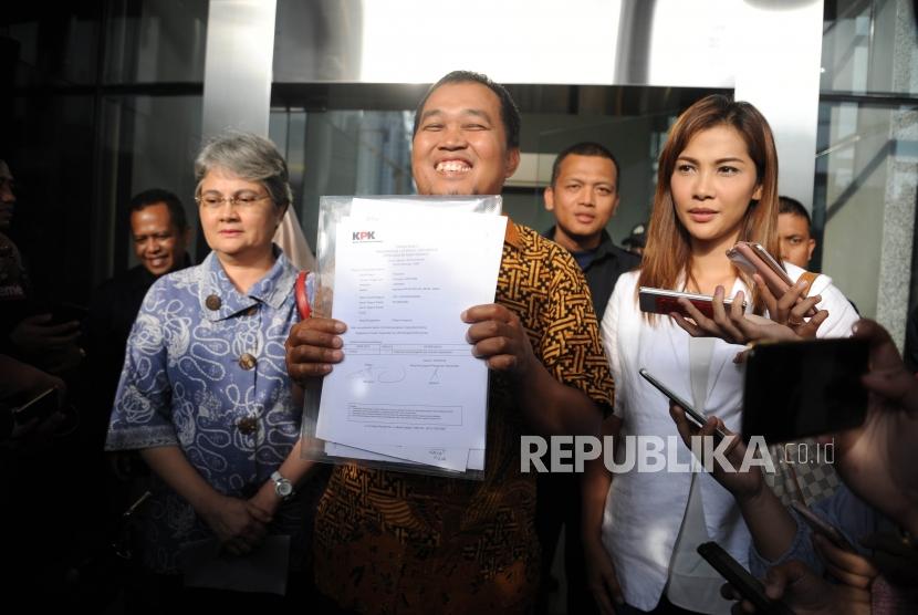  Istri Budi Mulia Anne Mulia, Koordinator LSM MAKI Boyamin Saiman,  Anak Terpidana Budi Mulya,Nadia Mulya ( kiri ke kanan) menunjukan hasil pelaporan kepada media  di Gedung KPK, Jakarta, Kamis (12/4).