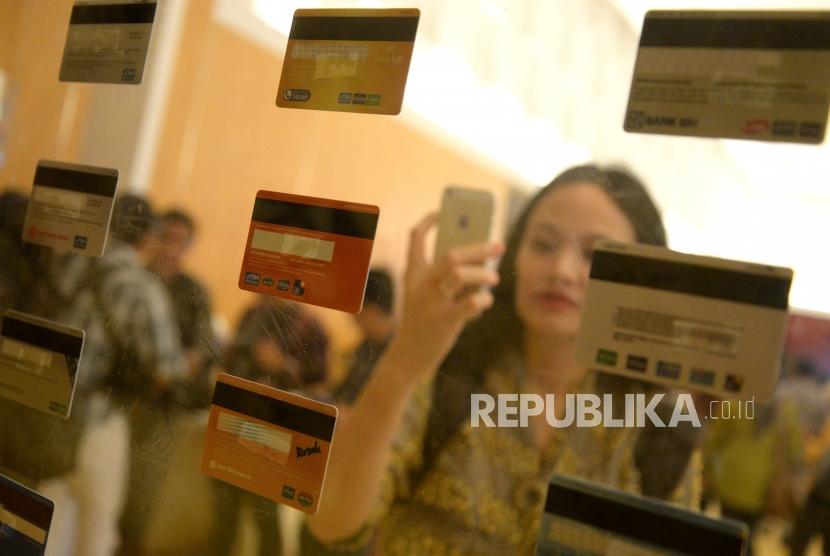Peluncuran Gerbang Pembayaran Nasional. Pengunjung melihat deretan kartu debit dengan logo GPN pada peluncuran bersama Gerbang Pembayaran Nasional (GPN) di Bank Indonesia, Jakarta, Kamis (3/5).