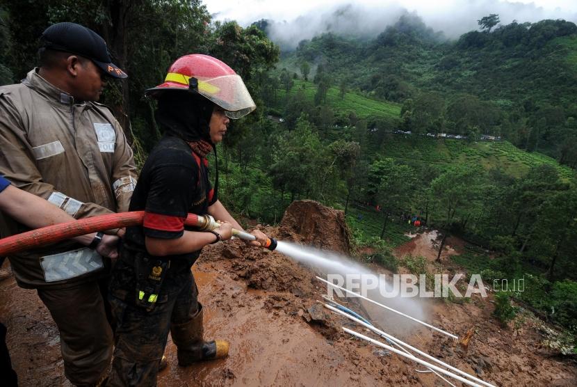 Sejumlah petugas gabungan melakukan evakuasi longsor di Jalur Utama Puncak, Bogor, Jawa Barat, Senin (5/2).