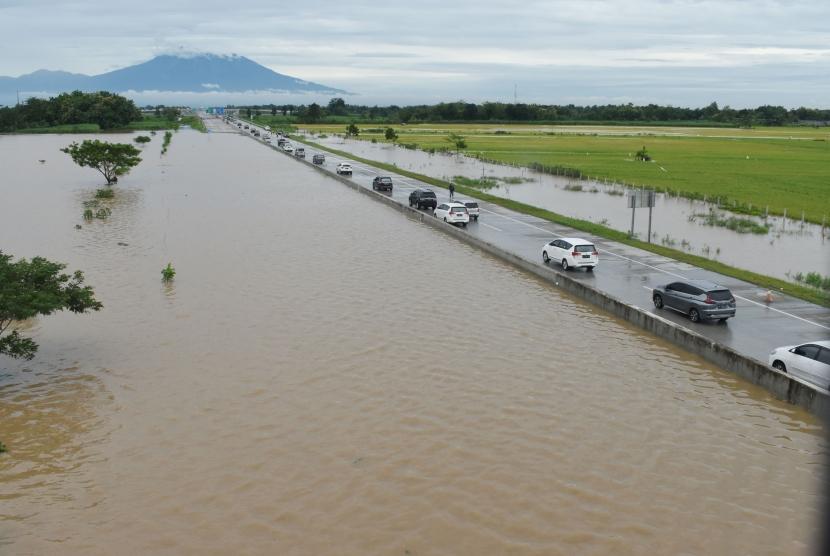 Susasana jalan tol Trans Jawa ruas Ngawi-Kertosono pada KM 603-604 yang terendam banjir di Desa Glonggong, Balerejo, Kabupaten Madiun, Jawa Timur, Kamis (7/3/2019).