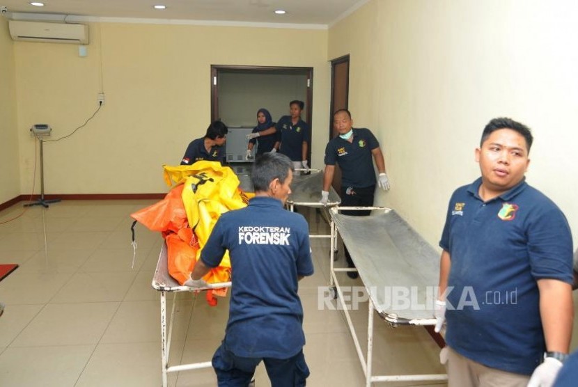 Petugas Forensik Rumah Sakit Polri membawa jenazah korban ledakan pabrik petasan di Rumah Sakit Polri.