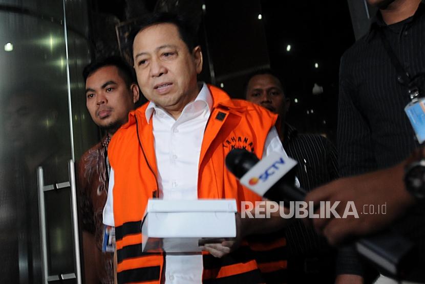 Terdakwa Kasus korupsi E-KTP Setya Novanto usai menjalani pemeriksaan di Gedung KPK, Jakarta, Senin (9/4).