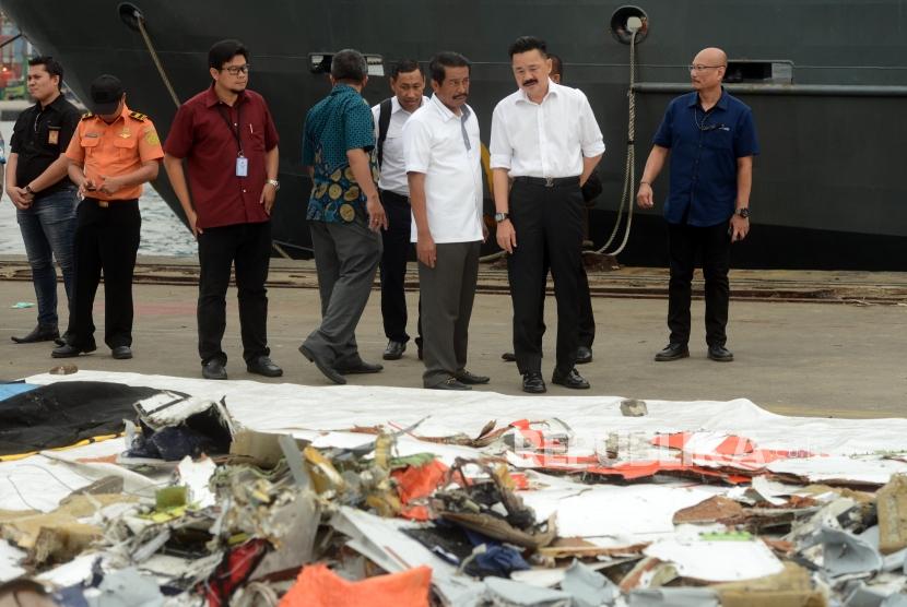 Pendiri Lion Group Rusdi Kirana (kedua kanan) saat meninjau barang-barang hasil evakuasi pesawat Lion Air JT610 di Dermaga JICT 2, Pelabuhan Tanjung Priok, Jakarta, Selasa (30/10).