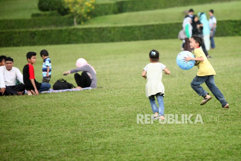 Sejumlah anak-anak bermain di taman Kebun Raya Bogor, Jawa Barat, Sabtu (23/12).