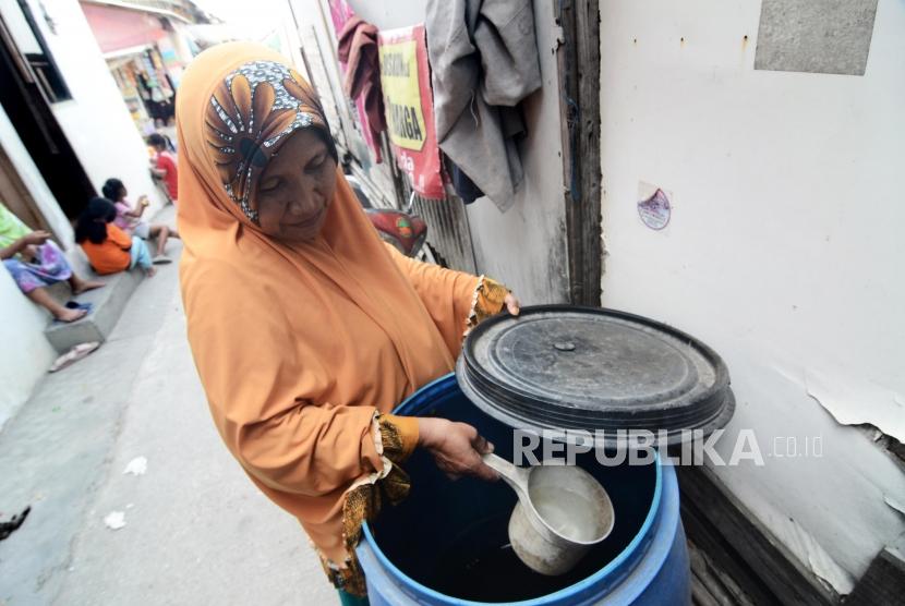 Kekurangan Air Bersih saat Musim kemarau. Warga mengecek drum penampungan air hujan (ilustrasi)