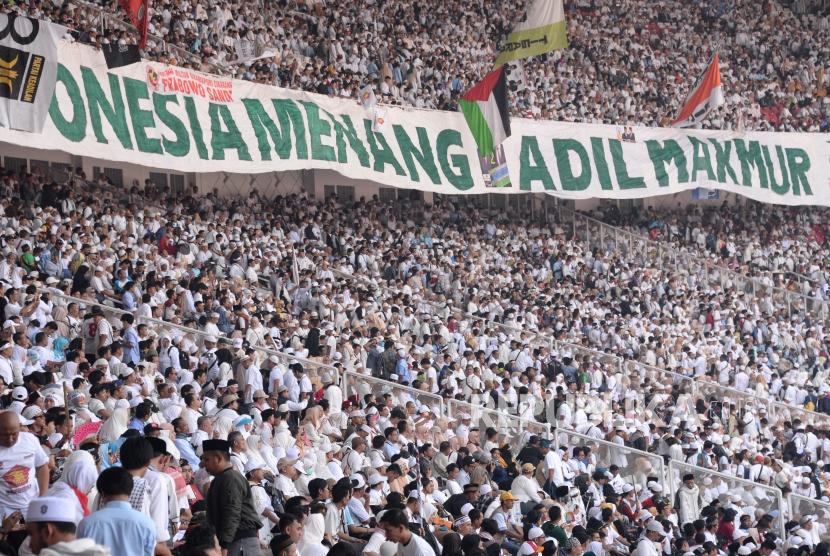 Sejumlah massa simpatisan memadati area kampanye akbar calon presiden dan calon wakil presiden nomor urut 02, Prabowo Subianto dan Sandiaga Uno di Gelora Bung Karno (GBK), Senayan, Jakarta, Minggu (7/4).