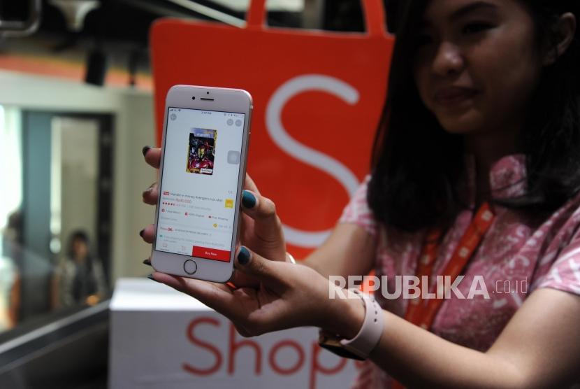 Pekerja  menunjukan aplikasi belanja online dikantor pusat Shopee Indonesia di Jakarta, Senin (14/1).