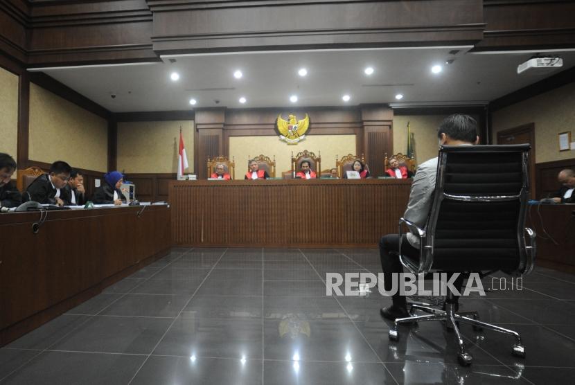 Terdakwa tindak pidana korupsi kasus KTP Elektronik Andi Agustinus alias Andi Narogong tertunduk saat sidang  dengan agenda  pembacaan tuntutan di Pengadilan Tipikor, Jakarta, Kamis (07/12).