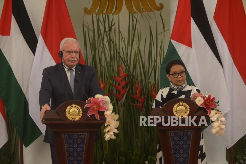 Menteri Luar Negeri Palestina Riyad al-Maliki (kiri) bersama Menteri Luar Negeri Indonesia Retno Marsudi (kanan) memberikan keterangan kepada media usai mengadakan pertemuan bilateral di Gedung Pancasila, Kementerian Luar Negeri, Jakarta, Selasa (16/10).