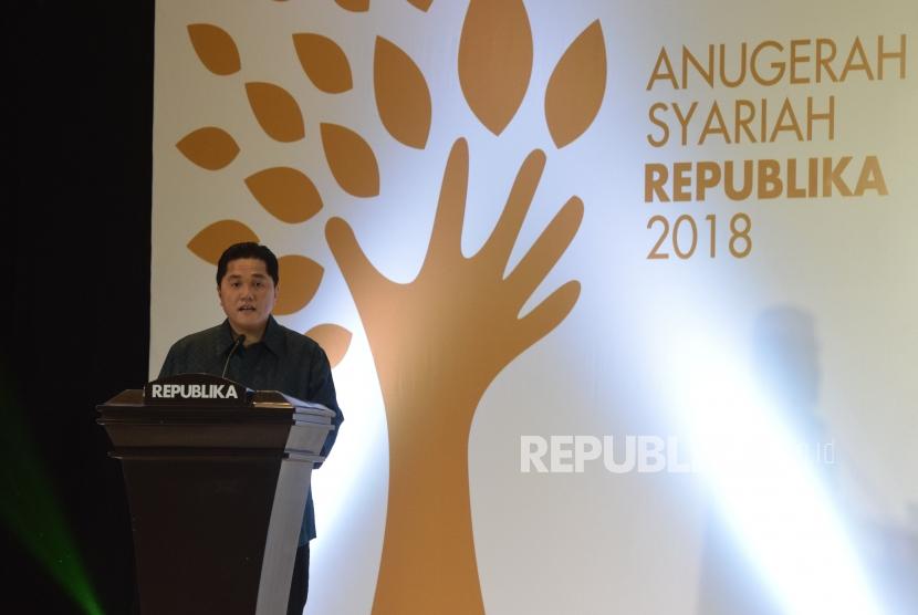 Founder and Chairman of Mahaka Group Erick Thohir memberikan sambutan pada acara Anugerah Syariah Republika di Jakarta, Kamis (8/11) malam.