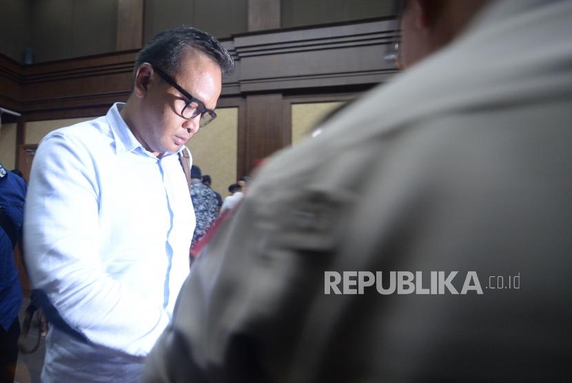 Terdakawa kasus tindak pidana korupsi KTP Elektronik Irvanto Pambudi Cahyo  tertunduk meninggalkan ruangan sidang usai menjalani sidang  tuntutan di Pedengadilan Tindak Pidana Korupsi, Jakarta, Selasa( 6/11).