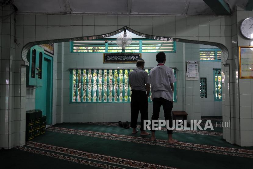 Sejumlah umat Muslim melaksanakan ibadah Shalat Dzuhur di Masjid Jami Al Mansur, Tambora, Jakarta Barat, Senin (18/12).