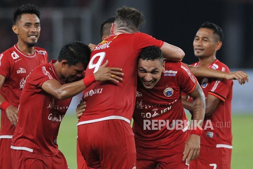 Pemain belakang Persija Jakarta Jaime Xavier (kedua kanan) melakukan selebrasi seusai mencetak gol ke gawang Borneo FC dalam pertandingan Liga 1 di Stadion Gelora Bung Karno, Senayan, Jakarta, Sabtu (14/4).