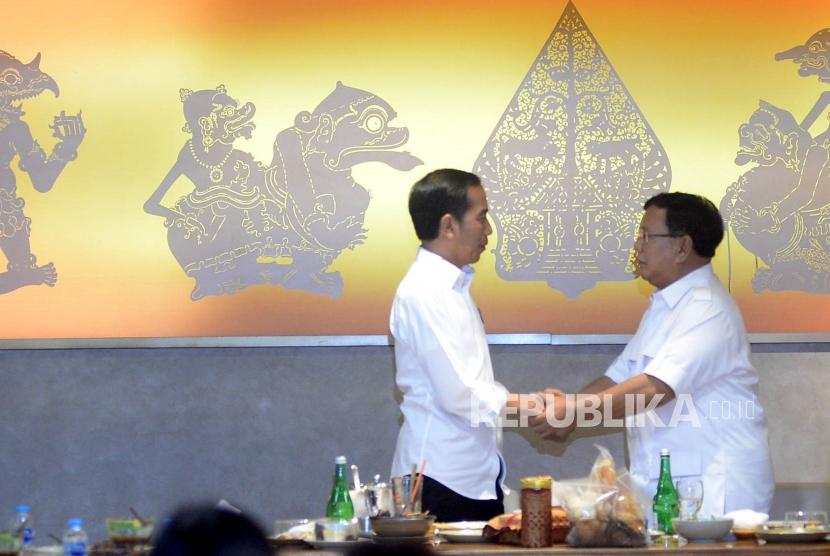 Presiden Joko Widodo bersama dengan Ketua Umum Partai Gerindra Prabowo Subianto saat pertemuan di FX Senayan, Jakarta, Sabtu (13/7).