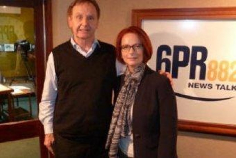 PM Australia Julia Gilard dan Penyiar Radio Howard Sattler