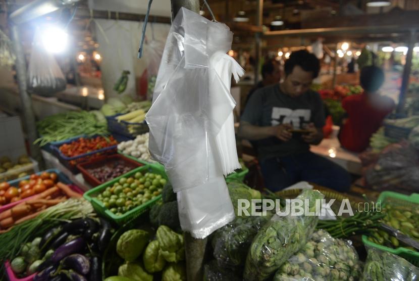 Pedagang saat beraktivitas di Pasar Senen, Jakarta, Rabu (3/7). Konsumsi merupakan salah satu penopang pertumbuhan ekonomi.