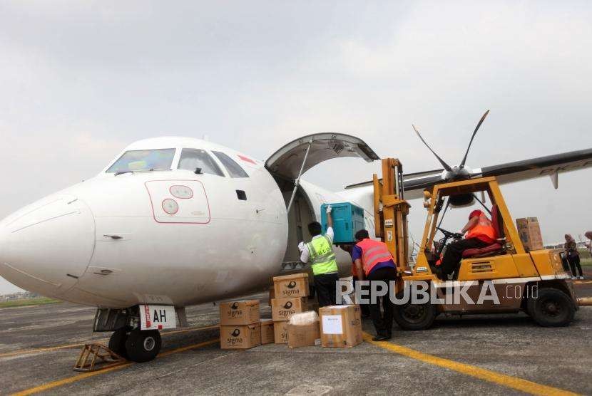 Petugas memindahkan bantuan logistik, makanan dan obat-obatan ke dalam pesawat jenis ATR 72 - 500 Pelita Air Service di Bandara Pertamina Pondok Cabe, Tangerang Selatan, Banten, Selasa (2/10).