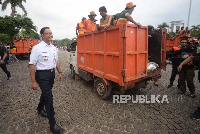 Gubernur DKI Jakarta, Anies Baswedan meninjau pembersihan sampah usai reuni aksi 212 di Lapangan Monas, Jakarta, Ahad (2/12).