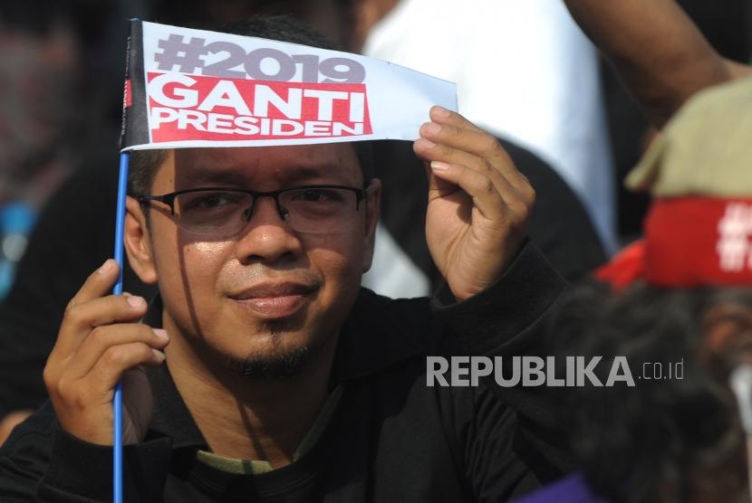 Ekpresi massa yang tergabung relawan nasional 2019 ganti presiden  saat mengikuti deklarasi akbar relawan nasional #2019GantiPresiden di Taman Aspirasi Monas, Jakarta, Ahad (6/5).