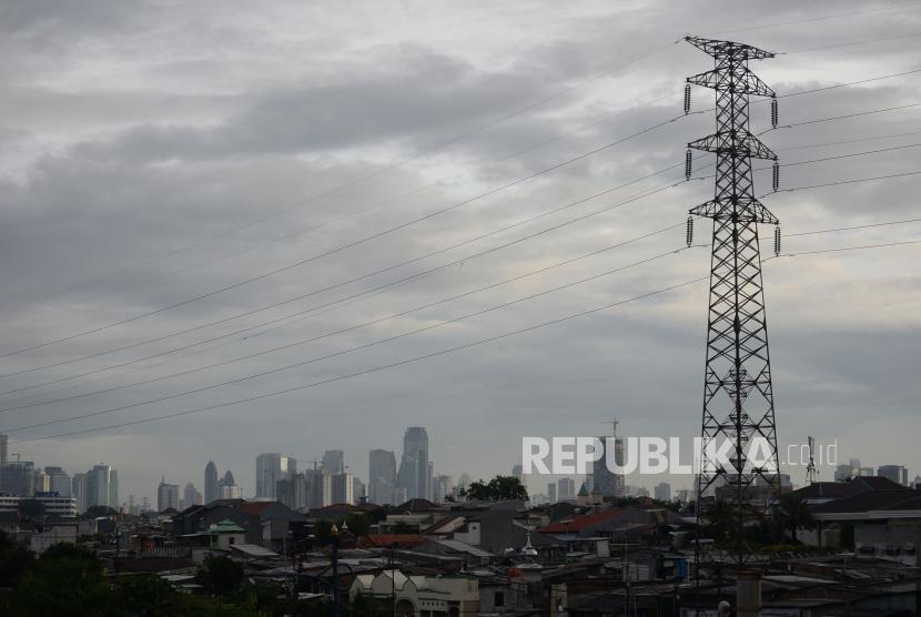 Sejumlah Gedung bertingkat dan permukiman penduduk berdekatan dengan menara Saluran Udara Tegangan Ekstra Tinggi (Sutet) di Jakarta, Selasa (30/1).