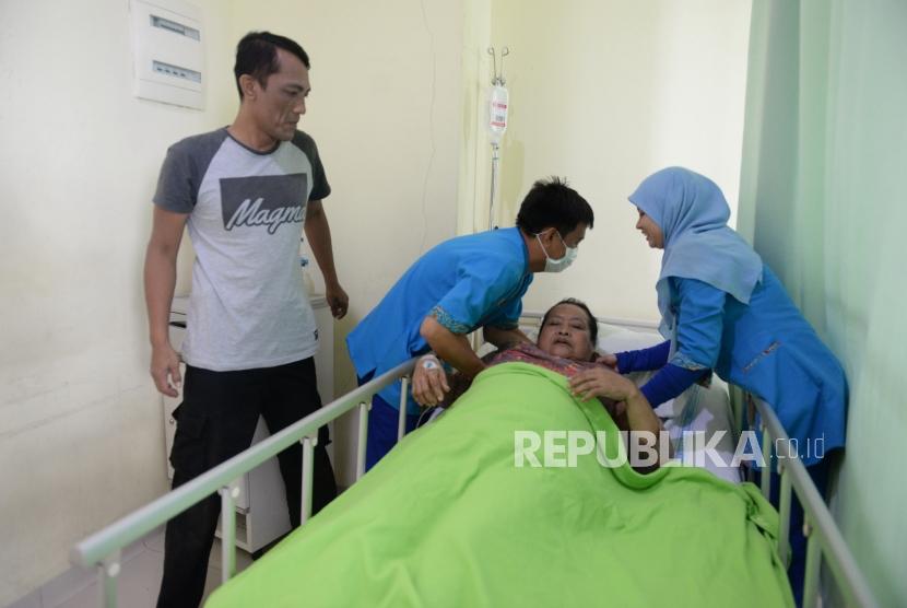 Kasus DBD Jakarta. Perawat memeriksa kondisi pasien DBD di RSUD Pasar Minggu, Jakarta, Jumat (1/2/2019). Pasar Minggu Catat Kasus DBD Tertinggi di Jakarta Selatan