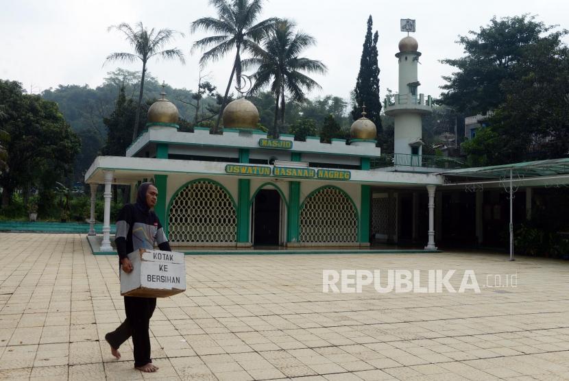 Marbot masjid membawa kotak amal di Masjid Uswatun Hasanah, Nagreg, Kabupaten Bandung, Jawa Barat, Senin (29/4).