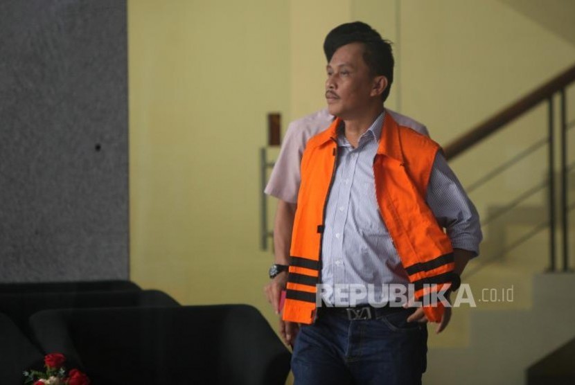 Mantan Ketua DPRD Kota Malang Moch Arief Wicaksono mengenakan rompi tahanan berjalan seusai menjalani pemeriksaan di Gedung KPK, Jakarta, Kamis (02/11).