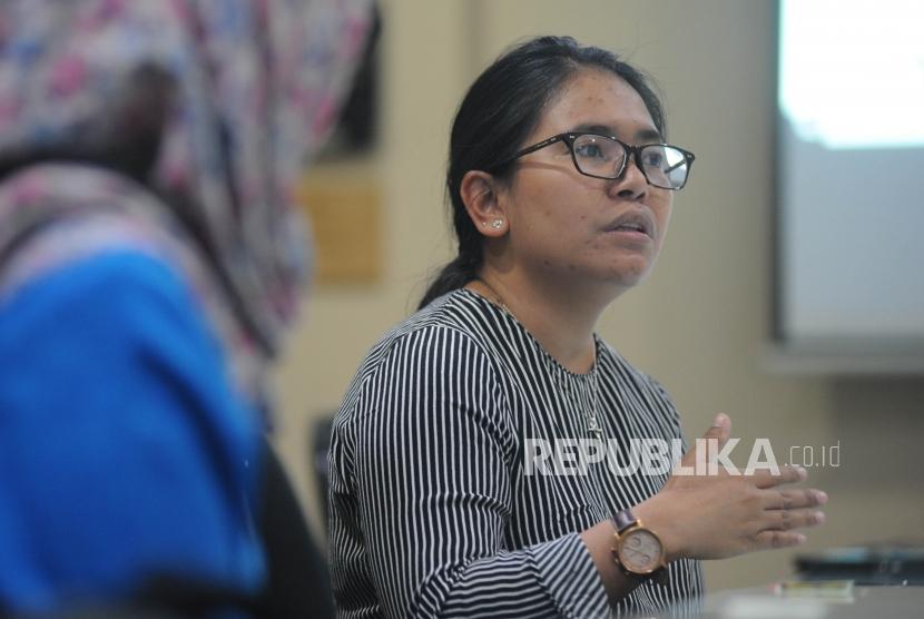Peneliti CIPS, Imelda Freddy memberikan keterangan kepada perwakilan Harian Republika saat melakukan kunjungan ke  kantor Harian Republika, Jakarta, Jumat (9/3).