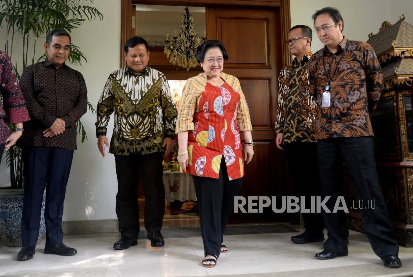 Ketua Umum PDI Perjuangan Megawati Soekarnoputri bersama Ketua Umum Partai Gerindra Prabowo Subianto usai melakukan pertemuan di kediaman Jalan Teuku Umar, Jakarta, Rabu (24/7).