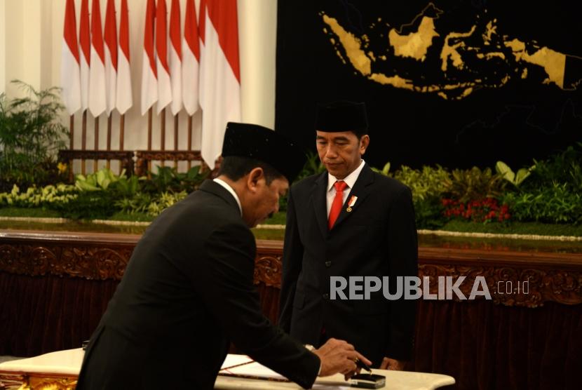  Kepala Badan Siber dan Sandi Negara Djoko Setiadi menandatangani naskah berita acara pelantikan Kepala BSSN oleh Presiden Joko Widodo di Istana Negara, Jakarta, Rabu (3/1).